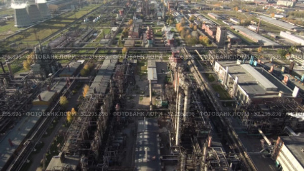 Стерлитамакский нефтехимический завод. Вид с воздуха. Sterlitamak petrochemical plant. Aerial view. (2019 год). Редакционное видео, видеограф Евгений Романов / Фотобанк Лори