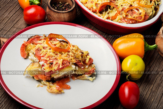 Stewed, baked zucchini, tomatoes and peppers.Traditional French vegetable dish. Diet vegetarian vegan food. Стоковое фото, агентство Ingram Publishing / Фотобанк Лори