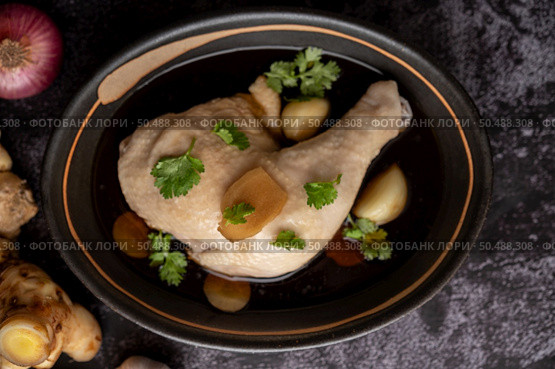 Stewed chicken drumsticks, galangal, garlic and lemon. Selective focus. Стоковое фото, агентство Ingram Publishing / Фотобанк Лори
