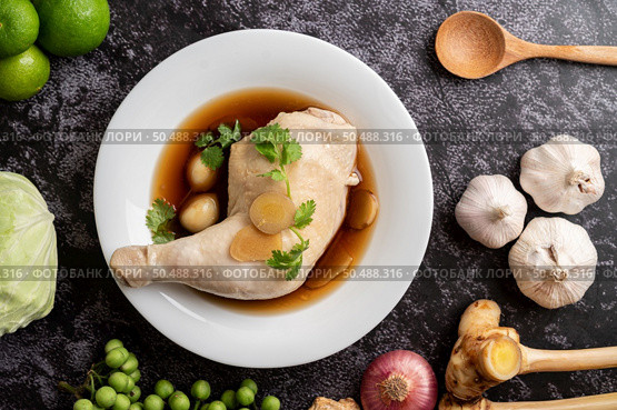 Stewed chicken drumsticks, galangal, garlic and lemon. Selective focus. Стоковое фото, агентство Ingram Publishing / Фотобанк Лори