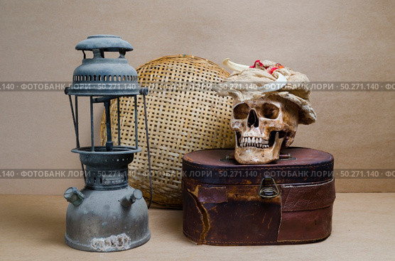 Still life with human skull and lantern. Стоковое фото, агентство Ingram Publishing / Фотобанк Лори