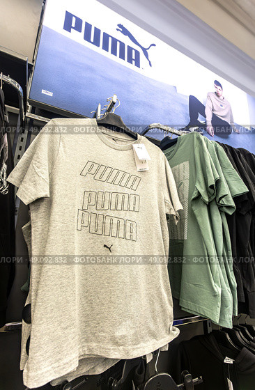 Стильная спортивная одежда Puma. Фирменная футболка Puma на вешалке в магазине одежды. Редакционное фото, фотограф FotograFF / Фотобанк Лори