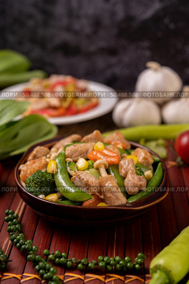 Stir-fried mixed vegetables containing Green peas, carrots, mushrooms, corn, broccoli, and pork. Стоковое фото, агентство Ingram Publishing / Фотобанк Лори