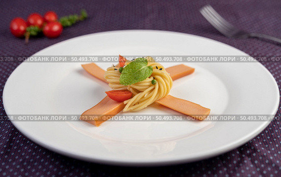 Stir-fried spaghetti beautifully arranged in a white plate. Стоковое фото, агентство Ingram Publishing / Фотобанк Лори