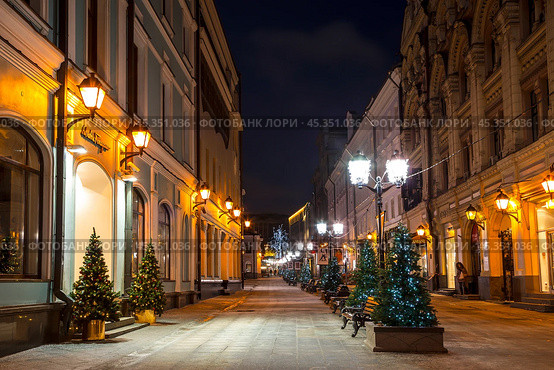 Столешников переулок в новогодние праздники ночью. Москва, Россия (2013 год). Редакционное фото, фотограф Наталья Волкова / Фотобанк Лори