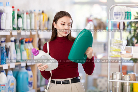 store visitor chooses a fabric softener. Стоковое фото, фотограф Яков Филимонов / Фотобанк Лори