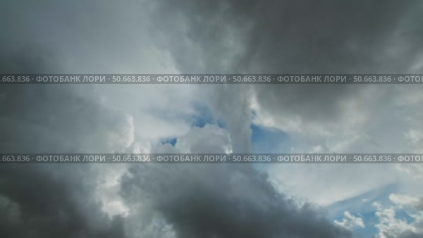 Storm clouds and hole with blue sky. Стоковое видео, видеограф Михаил Коханчиков / Фотобанк Лори