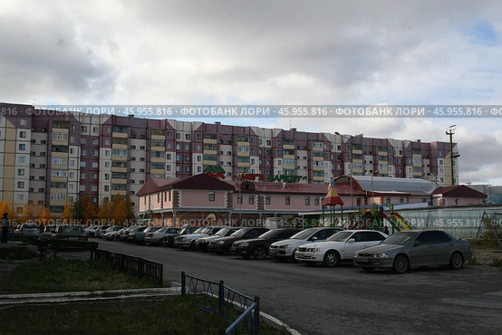 Стоянка автомобилей возле торгового комплекса в посёлке Излучинск (2007 год). Редакционное фото, фотограф Юрий Соболев / Фотобанк Лори