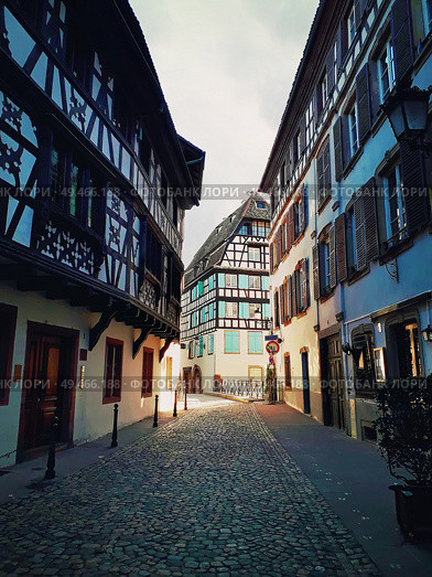 Strasbourg narrow streets of the old city with idyllic half timbered facades of medieval buildings. Beautiful architecture Petit France district, Alsace. Стоковое фото, агентство Ingram Publishing / Фотобанк Лори