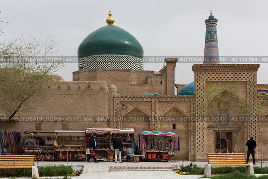 Street in Itchan Kala, the walled inner town of the city of Khiva (2022 год). Стоковое фото, фотограф Юлия Белоусова / Фотобанк Лори