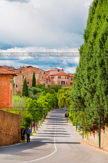 Street in the medieval town of San Quirico d'Orcia, Tuscany, Italy (2014 год). Редакционное фото, фотограф Наталья Волкова / Фотобанк Лори