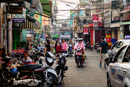 Street View of Motorbikes and Pedestrians in Ho Chi Minh City (2024 год). Редакционное фото, фотограф Aleksandr Golubev / Фотобанк Лори