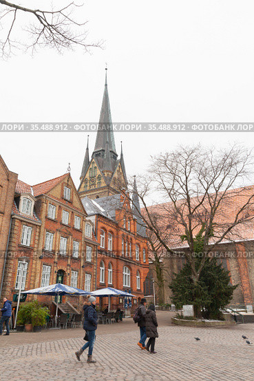Street view with Nikolaikirche or St. Nikolas Church (2017 год). Редакционное фото, фотограф EugeneSergeev / Фотобанк Лори