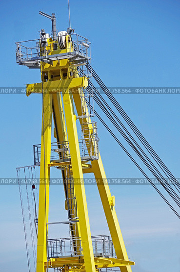 Стрела плавучего крана на фоне голубого неба. Detail from a Floating Crane on a background sky. Стоковое фото, фотограф Татьяна Д / Фотобанк Лори
