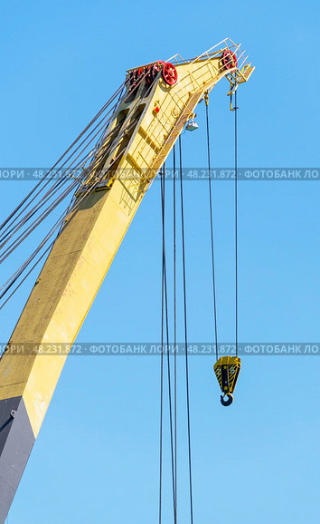 Стрела заводского башенного крана на фоне голубого неба. Detail from a Crane on a background sky. Стоковое фото, фотограф Татьяна Д / Фотобанк Лори