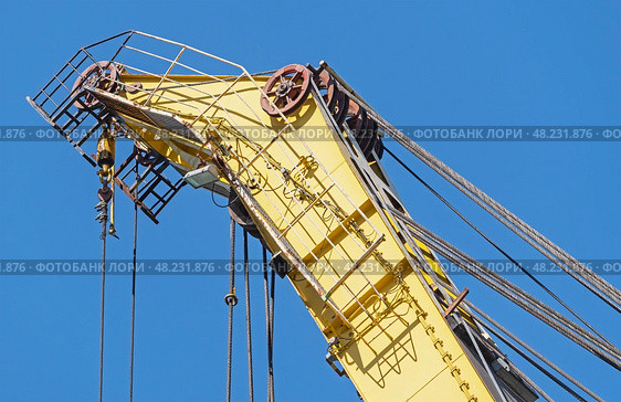 Стрела заводского башенного крана на фоне голубого неба. Detail from a Crane on a background sky. Стоковое фото, фотограф Татьяна Д / Фотобанк Лори