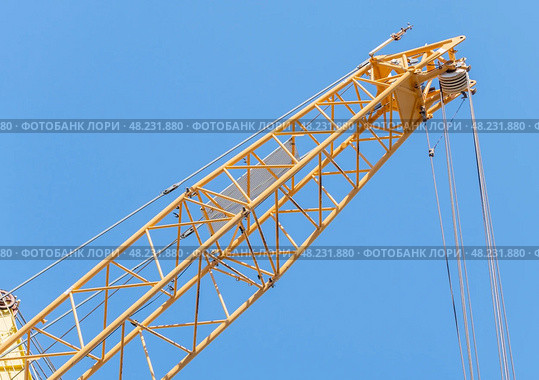 Стрела заводского башенного крана на фоне голубого неба. Detail from a Crane on a background sky. Стоковое фото, фотограф Татьяна Д / Фотобанк Лори