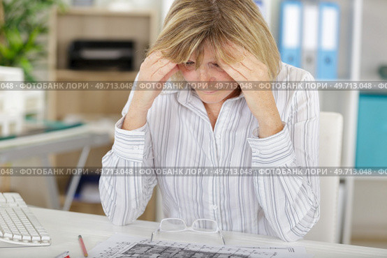 stressde woman working in her home office. Стоковое фото, агентство Ingram Publishing / Фотобанк Лори