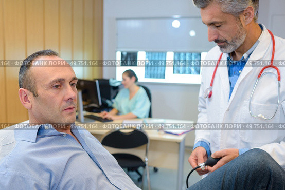 stressed patient during an health exam with a doctor. Стоковое фото, агентство Ingram Publishing / Фотобанк Лори