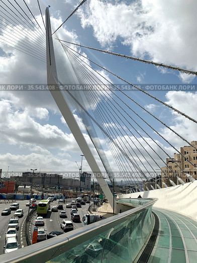 String Bridge at the entrance to Jerusalem, Architect Santiago Calatrava (2021 год). Редакционное фото, фотограф Irina Opachevsky / Фотобанк Лори