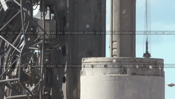 Стройка, тополиный пух, пресс, металлический пресс  construction site, poplar fluff, press, metal press. Стоковое видео, видеограф Опока Алексей / Фотобанк Лори