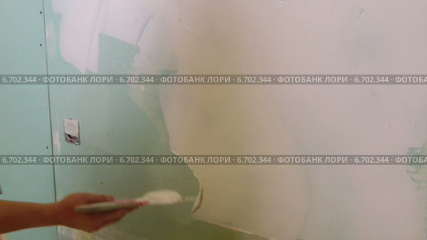 Строитель штукатурит гипсокартон. Стоковое видео, видеограф Discovod / Фотобанк Лори