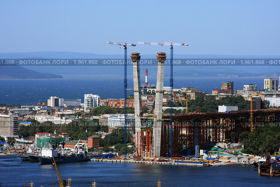 Строительство моста через бухту Золотой Рог, г. Владивосток (2010 год). Стоковое фото, фотограф Пьянков Александр / Фотобанк Лори