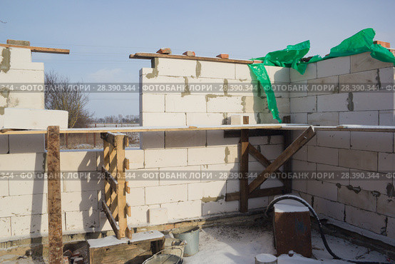 Строительство загородного дома из газосиликатного блока. Стоковое фото, фотограф Олег Хархан / Фотобанк Лори