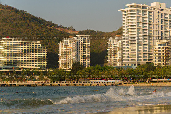 Strong waves of South China Sea on the Dadonghai Beach on the tourist island of Hainan (2017 год). Редакционное фото, фотограф Юлия Машкова / Фотобанк Лори