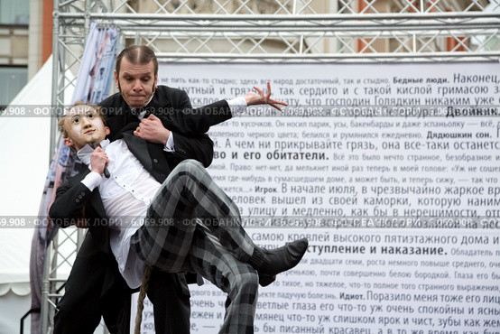 Сценка танец Чертей (поддерживает черта Смердяков - актер Геннадий Алимпиев) по мотивам романа Федора Михайловича Достоевского "Братья Карамазовы" на улице в центре города Москвы (2014 год). Редакционное фото, фотограф Николай Винокуров / Фотобанк Лори