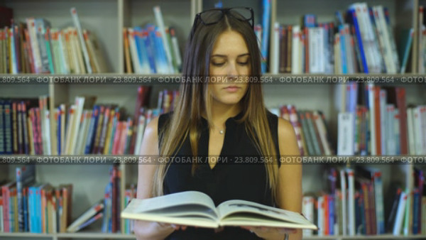 Студенческая девушка закрывает книгу. Стоковое видео, видеограф Виктор Аллин / Фотобанк Лори