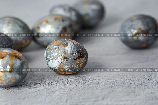 Stylish grey Easter eggs made of marble and concrete with a golden potala on a grey background. Coloring eggs with natural dye karkade tea. . The concept of a happy Easter. Стоковое фото, фотограф Photojuli / Фотобанк Лори