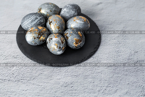 Stylish grey Easter eggs made of marble and concrete with a golden potala on a grey background. Coloring eggs with natural dye karkade tea. . The concept of a happy Easter. Стоковое фото, фотограф Photojuli / Фотобанк Лори