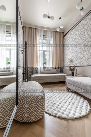 Stylish Guest Room with Mirrors, Daybeds and Soft Textiles. Стоковое фото, фотограф Дмитрий Головач / Фотобанк Лори