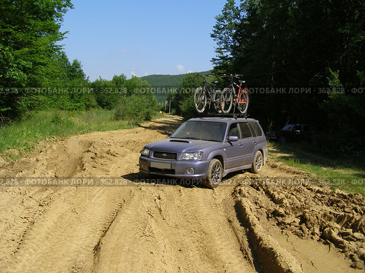 Subaru Forester выезжает на колею (2008 год). Редакционное фото, фотограф Юлия Ухина / Фотобанк Лори