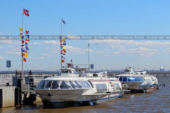 Судно на подводных крыльях "Метеор" стоит у причала Петергофа. Город Санкт-Петербург (2017 год). Редакционное фото, фотограф Григорий Писоцкий / Фотобанк Лори