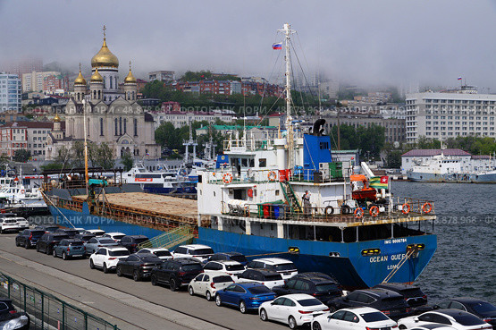 Судно Сухогруз OCEAN QUEEN SV рядом с привезенными японский автомобилями. Редакционное фото, фотограф Яна Савинова / Фотобанк Лори