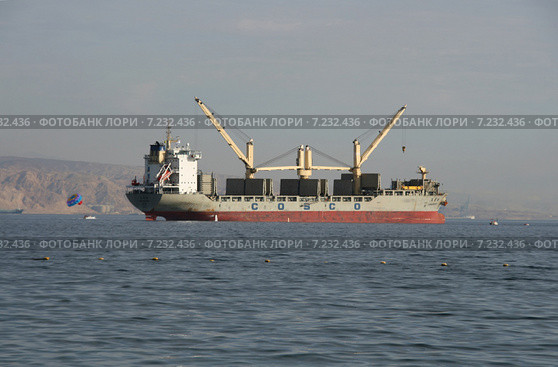 Сухогруз компании COSCO. Красное море, Эйлатский (Акаба) залив. Израиль, Эйлат (2014 год). Редакционное фото, фотограф Щеголева Ольга / Фотобанк Лори