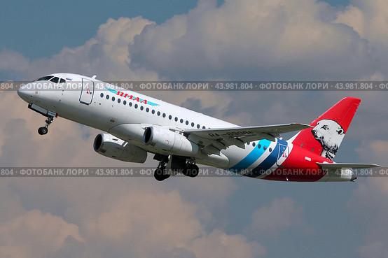 Сухой Суперджет SSJ-100 авиакомпании "Ямал" (2024 год). Редакционное фото, фотограф Александр Тарасенков / Фотобанк Лори