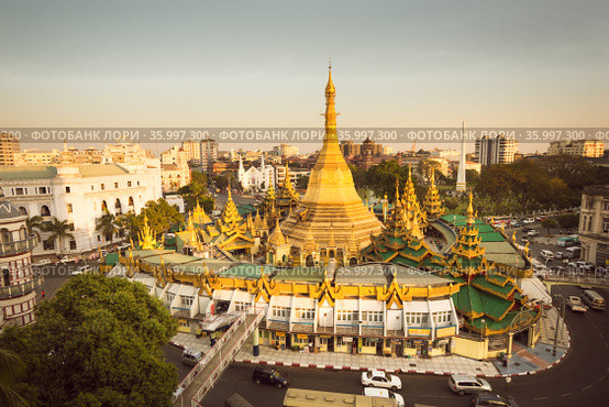 Sule pagoda in central Yangon, Myanmar, Burma. Стоковое фото, фотограф Matej Kastelic / Фотобанк Лори
