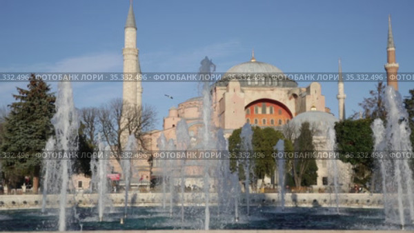 Sultanahmet Square with fountain near Hagia Sophia Mosque in Istanbul, Turkey. Стоковое видео, видеограф Яков Филимонов / Фотобанк Лори