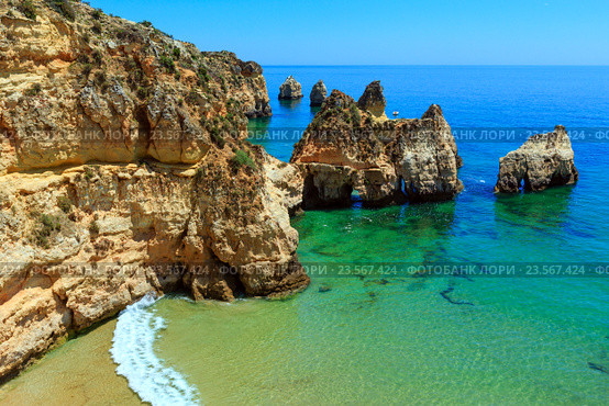 Summer Atlantic rocky coastline (Algarve, Portugal). Стоковое фото, фотограф Юрий Брыкайло / Фотобанк Лори