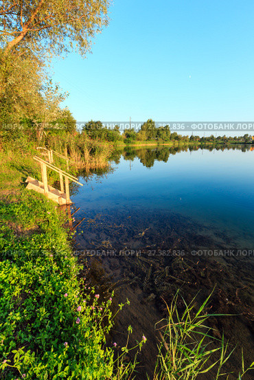 Summer lake calm beach with wood steeps to the water. Стоковое фото, фотограф Юрий Брыкайло / Фотобанк Лори