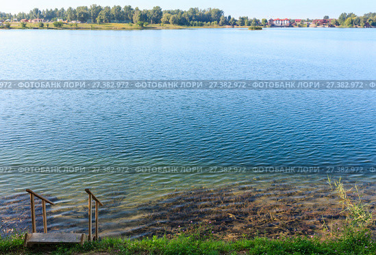 Summer lake calm beach with wood steeps to the water. Стоковое фото, фотограф Юрий Брыкайло / Фотобанк Лори
