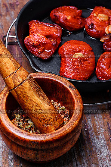 Sun-dried tomatoes in the pan. Spicy dish with sun-dried tomatoes and hot spices. Стоковое фото, агентство Ingram Publishing / Фотобанк Лори