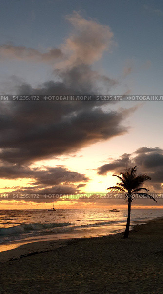Sunrise on the Beach. Rising sun, Ocean and Cloudy Sky. Стоковое фото, фотограф Константин Никитеев / Фотобанк Лори