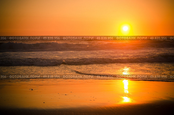 Sunset at a sandy beach with clear sky. Стоковое фото, агентство Ingram Publishing / Фотобанк Лори