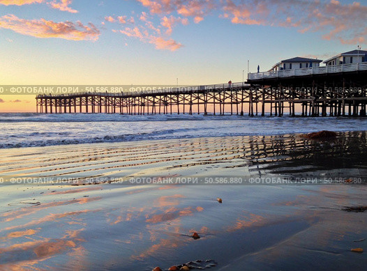 Sunset at Crystal Pier in Pacific Beach, San Diego, California. Taken 9 November 2015. Стоковое фото, агентство Ingram Publishing / Фотобанк Лори