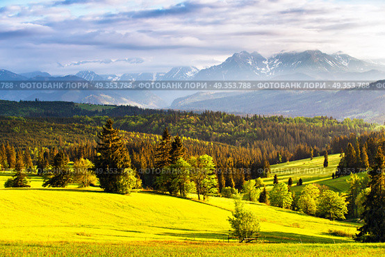 Sunset in Tatra Mountains, Poland. Mountain ridge over cloudy sky. Evening light in spring. Sunset in Tatra Mountains, Poland. Стоковое фото, агентство Ingram Publishing / Фотобанк Лори