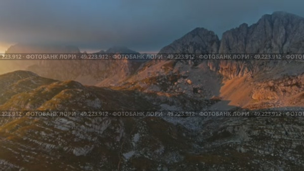 Sunset mountains and dramatic clouds. Стоковое видео, видеограф Михаил Коханчиков / Фотобанк Лори